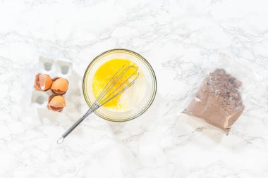 Düz yatıyordu. Ağız sulandıran çikolatalı kekler yapma sürecinde ilk adım, mükemmel hamur makinesini yapmak için malzemeleri titizlikle karıştırmayı içerir..