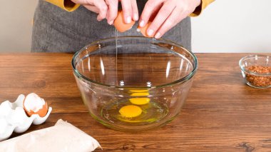 Bardak karıştırma kabında, büyük bir el çırpma ustalıkla lezzetli zencefilli kek ve karamel kremalı pasta malzemelerini karıştırır..