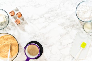 Sebze kısaltma ustalıkla eritilmiş kek kalıbını yağlamak ve bu lezzetli keki pişirmek için zemin hazırlamak için..