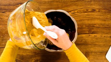 Düz yatıyordu. Zencefilli kek hamurunu yağlı kek tepsisine döküyorum. Nefis bir karamel şekerlemesine hazırım..