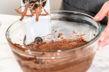 Çikolatalı keklere konmadan önce krema mükemmel bir şekilde çırpılmış..