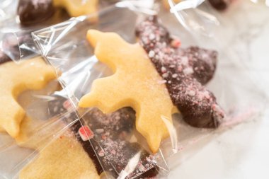 Çikolata soslu nane şekeri kurabiyeleri hediye ve depolama için yeniden mühürlenebilir poşetlere yerleştirilmiş..