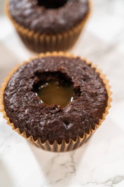 Her çikolatalı kek bol miktarda karamelli tatlı alır ve fazladan bir tat ve hoşgörü katar..