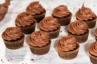 Çikolatalı kremanın zarif kıvrımları her çikolatalı kekin üzerine titizlikle konur ve karşı konulmaz bir ziyafet yaratır..