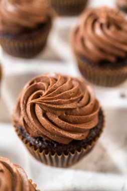 Çikolatalı kremanın zarif kıvrımları her çikolatalı kekin üzerine titizlikle konur ve karşı konulmaz bir ziyafet yaratır..