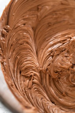 Çikolatalı keklere konmadan önce krema mükemmel bir şekilde çırpılmış..