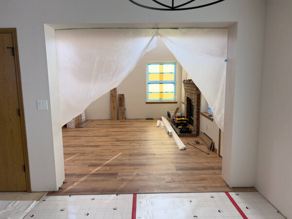 Брумфилд, штат Колорадо, США, 16 февраля 2025 г. - В доме идет укладка полов, подстилка и укладка новых досок из лиственных пород. На изображении изображен частично завершенный пол