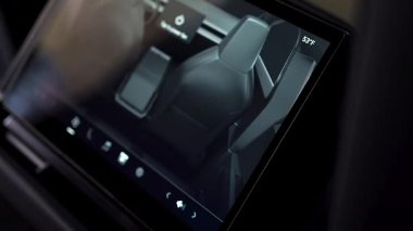 Denver, Colorado, ABD-5 Mayıs 2024-Bu görüntü Tesla Siber Kamyonu 'nun gelişmiş arka koltuk ekran arayüzünü yakalıyor, son teknoloji ve kullanıcı dostu araçları vurguluyor.