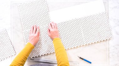 Düz yatıyordu. Kabuk soyma ve köpük tahtaya mozaik fayanslar yapıştırma sürecinde, yemek fotoğrafçılığı stüdyolarını estetik olarak geliştirmek için mükemmel..