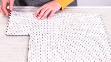 Kabuk soyma ve köpük tahtaya mozaik fayanslar yapıştırma sürecinde, yemek fotoğrafçılığı stüdyolarını estetik olarak geliştirmek için mükemmel..