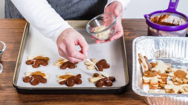 Zencefilli kurabiye sandviçi ve yumurta likörlü tereyağı. Noel hediyesi olarak sade bir ahşap masada sunuluyor..