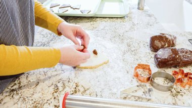 Modern bir mutfaktaki zarif mermer tezgahın üzerine zencefilli kurabiye hamuru sermek için ayarlanabilir bir merdane kullanmak, bayram pişirme şenliğine hazırlanmak....