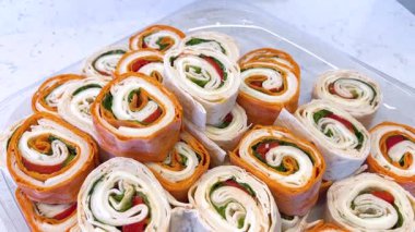 Ağız sulandıran taze yeşillik ve meze dolu fırıldak sandviçler. Toplanma ya da hızlı öğle yemeği için mükemmel..