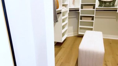 Kıtır beyaz çekmeceler, şık siyah saplarla donatılmış, modern minimalizm ve organizasyonun vizyonunu sunan bu birim. Pürüzsüz yüzeyler ve temiz çizgiler çağdaşlığın bir örneği.