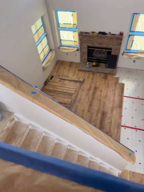 Süpürge, Colorado, ABD-1 Şubat 2025-İç dekorasyon yapılan bir evin yüksek açılı görüntüsü, ana yaşam alanına çıkan bir merdiveni gösteriyor. Boşlukta yeni ahşap döşemeler var.