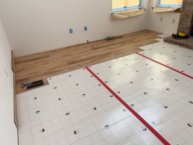 Süpürge, Colorado, ABD-26 Ocak 2025-A ev yenileme projesi yeni ahşap döşeme döşemeleri. Görüntü kısmen yüklü tahtaları alt katman ile işaretlenmiş olarak gösterir