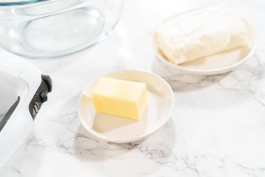 Dondurulmuş krem peyniri hazırlıyorum. Lezzetli balkabaklı kek..