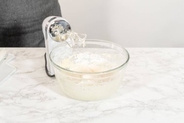 Dondurulmuş krem peyniri hazırlıyorum. Lezzetli balkabaklı kek..