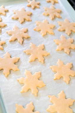 Lezzetli kar tanesi şeklindeki kurabiyeleri pişirdikten sonra soğutarak onları Noel hediyelerine hazırlamak..