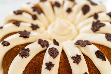 Balkabaklı kek krem peynirli krema ve çikolata yapraklı süsleme.