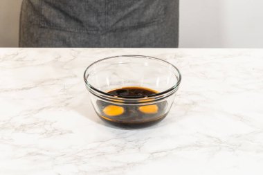 Çikolatalı zencefilli kurabiye kurabiye hamuru karışımı içinde pekmez ve yumurta da dahil olmak üzere ıslak malzemeler. Bu karışım hamuru zenginlik ve nem sağlıyor..