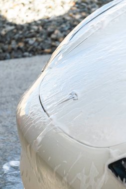 Denver, Colorado, ABD-1 Eylül 2023-Banliyö yolunda elektrikli bir arabayı verimli bir şekilde temizlemek, eko-bilinci pratiklikle birleştirmek.