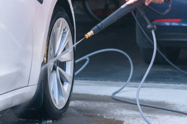 Denver, Colorado, ABD-1 Eylül 2023-Banliyö yolunda elektrikli bir arabayı verimli bir şekilde temizlemek, eko-bilinci pratiklikle birleştirmek.