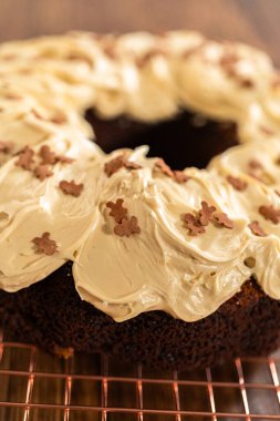 Zencefilli kek bol bol tuzlu karamel şekerli ve üzerine zencefilli çörek serpiştirilmiş..