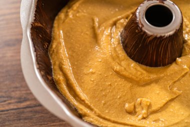 Zencefilli kek hamurunu yağlı kek tepsisine döküyorum. Nefis bir karamel şekerlemesine hazırım..