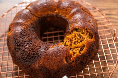 Zencefilli kek, tatlı karamel şekerlemesini beklerken tel askıda zarif bir şekilde soğur..