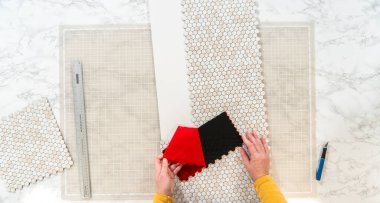 Kabuk soyma ve köpük tahtaya mozaik fayanslar yapıştırma sürecinde, yemek fotoğrafçılığı stüdyolarını estetik olarak geliştirmek için mükemmel..