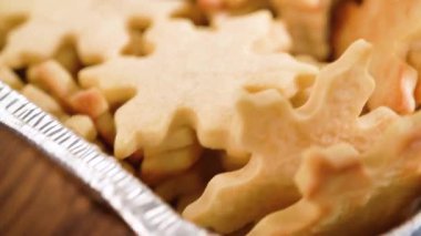 Çikolataya kısmen batırılmış ve fındık parçalarıyla kaplanmış, parşömen kağıdına yerleştirilmiş kesme şekerli kurabiyeler yaratmak..