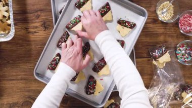 Düz yatıyordu. Dikkatlice paketlenmiş Noel kurabiyeleri, çikolataya batırılmış ve şeffaf selofan ambalajla sunulmuş, bayram hediyesi olarak mükemmel..