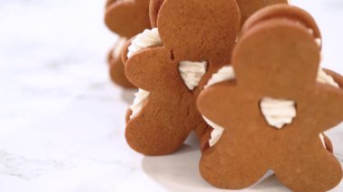 Yumurtalı tereyağlı zencefilli kurabiyeler dikkat çekiyor. Renkleri yumurta likörü kremasını nazik bir arkaplanda tamamlıyor. Bu şenlikli ziyafetler ev yapımı bir cazibe yayıyor..