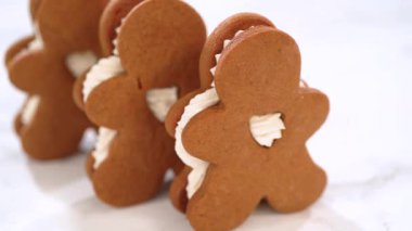 Yumurtalı tereyağlı zencefilli kurabiyeler dikkat çekiyor. Renkleri yumurta likörü kremasını nazik bir arkaplanda tamamlıyor. Bu şenlikli ziyafetler ev yapımı bir cazibe yayıyor..