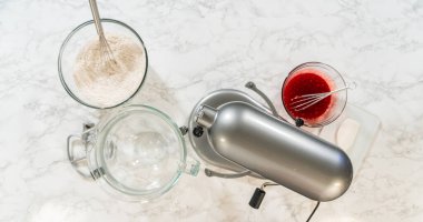 Standart karıştırıcı, baharatlı un, yumuşatılmış tereyağı ve pekmez karışımı ile hazırlanmış bir fırın. Hepsi klasik zencefilli kurabiye hamuru yapmak için hazırlanmış. Her malzeme hazırlandı ve karıştırılmaya hazır..