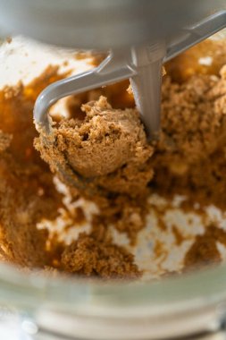 Çikolatalı zencefilli kurabiye kurabiye hamuru karışımında krema ve esmer şeker bir arada. Bu adım hamur için pürüzsüz, yumuşak bir taban sağlar, dokusunu ve tadını arttırır..