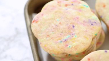 Hamurun içine şeker parçacıkları doldurulmuş olan kurabiyeler, özenle özenle hazırlanmış, kırsal kahverengi bir karton kutuya konur..