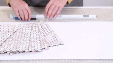 Kabuk soyma ve köpük tahtaya mozaik fayanslar yapıştırma sürecinde, yemek fotoğrafçılığı stüdyolarını estetik olarak geliştirmek için mükemmel..