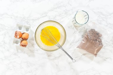 Düz yatıyordu. Ağız sulandıran çikolatalı kekler yapma sürecinde ilk adım, mükemmel hamur makinesini yapmak için malzemeleri titizlikle karıştırmayı içerir..