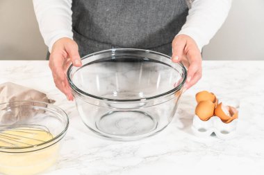 Ağız sulandıran çikolatalı kekler yapma sürecinde ilk adım, mükemmel hamur makinesini yapmak için malzemeleri titizlikle karıştırmayı içerir..
