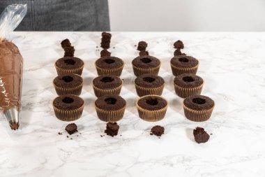 Her çikolatalı kek bol miktarda karamelli tatlı alır ve fazladan bir tat ve hoşgörü katar..