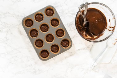 Düz yatıyordu. Bu işlem, zengin hamuru dikkatlice kek tepsisine koymayı içeriyor..