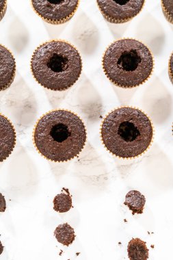 Her çikolatalı kek bol miktarda karamelli tatlı alır ve fazladan bir tat ve hoşgörü katar..