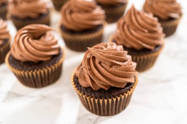 Çikolatalı kremanın zarif kıvrımları her çikolatalı kekin üzerine titizlikle konur ve karşı konulmaz bir ziyafet yaratır..