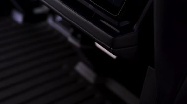 Denver, Colorado, ABD-5 Mayıs 2024-Bu görüntü Tesla Siber Kamyonu 'nun gelişmiş arka koltuk ekran arayüzünü yakalıyor, son teknoloji ve kullanıcı dostu araçları vurguluyor.