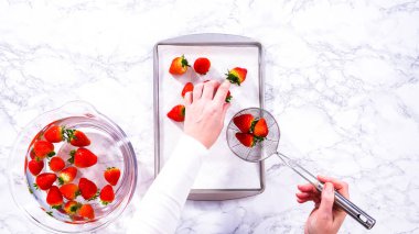 Düz yatıyordu. Sulu kırmızı çilekler, daha yeni yıkanmış, kabartma çarşafına serilmiştir, aşırı nemi emmek ve küfü önlemek için dikkatlice kağıt havlularla kaplanmıştır..