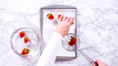 Düz yatıyordu. Sulu kırmızı çilekler, daha yeni yıkanmış, kabartma çarşafına serilmiştir, aşırı nemi emmek ve küfü önlemek için dikkatlice kağıt havlularla kaplanmıştır..