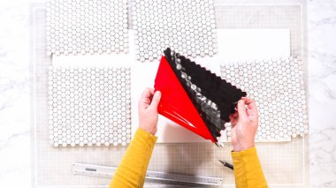 Düz yatıyordu. Kabuk soyma ve köpük tahtaya mozaik fayanslar yapıştırma sürecinde, yemek fotoğrafçılığı stüdyolarını estetik olarak geliştirmek için mükemmel..