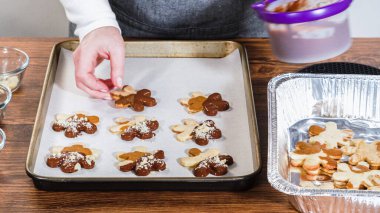 Zencefilli kurabiye sandviçi ve yumurta likörlü tereyağı. Noel hediyesi olarak sade bir ahşap masada sunuluyor..